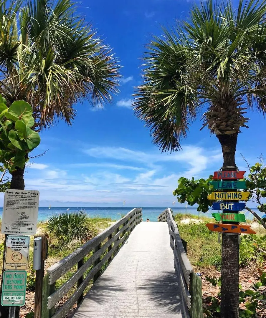 Beach, Florida, Modern Fully Renovated 2nd Floor Condo, Heated Pool Apartment *