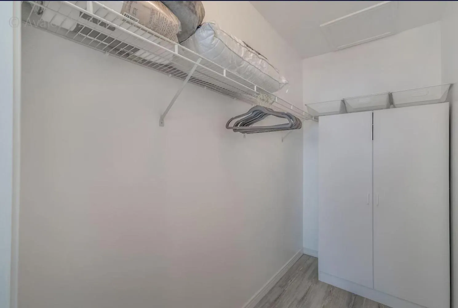 Beach, Florida, Modern Fully Renovated 2nd Floor Condo, Heated Pool *