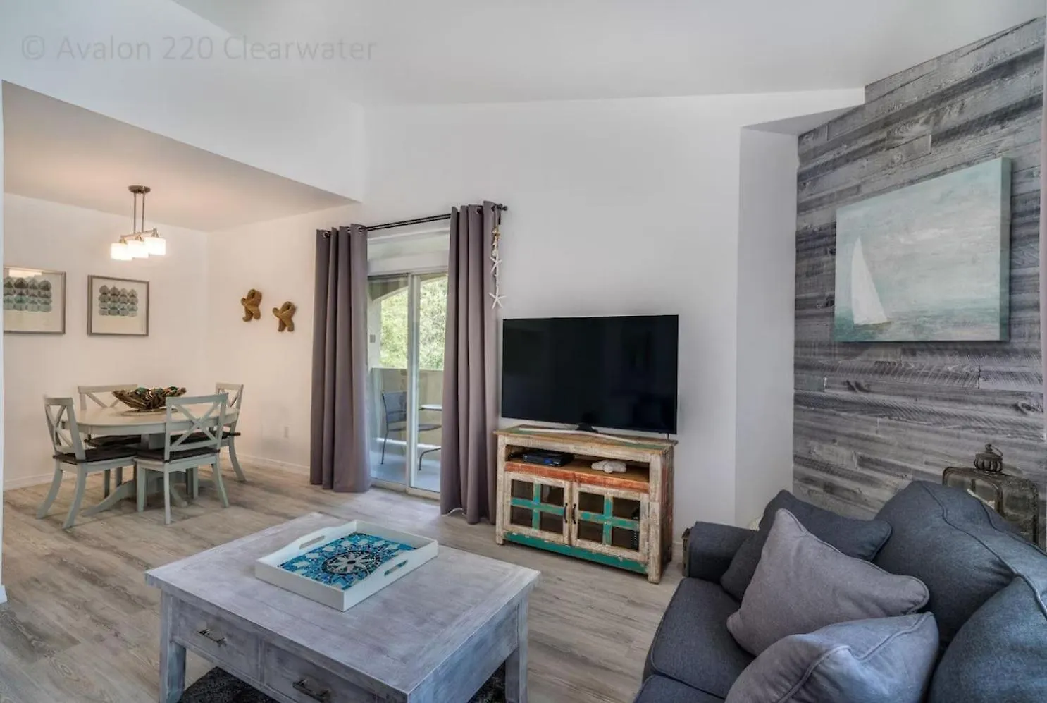 Beach, Florida, Modern Fully Renovated 2nd Floor Condo, Heated Pool * Clearwater