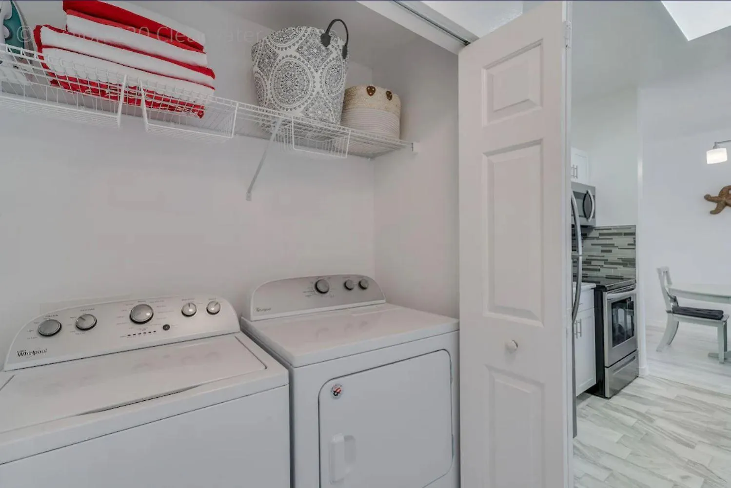 Beach, Florida, Modern Fully Renovated 2nd Floor Condo, Heated Pool Apartment Clearwater
