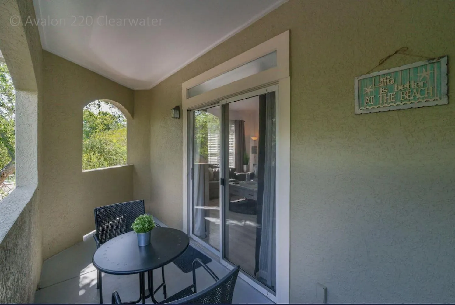 Beach, Florida, Modern Fully Renovated 2nd Floor Condo, Heated Pool Clearwater