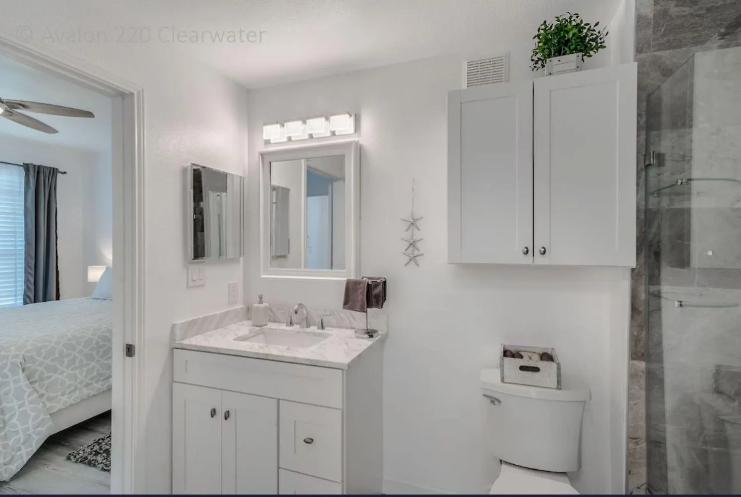 Beach, Florida, Modern Fully Renovated 2nd Floor Condo, Heated Pool * Clearwater