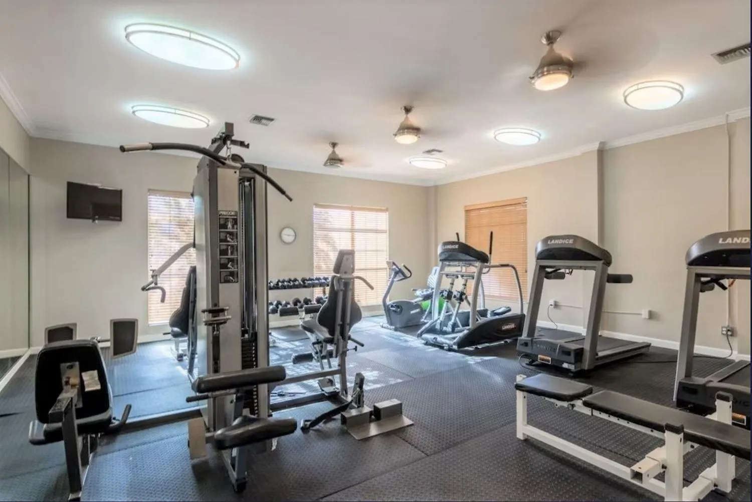 Beach, Florida, Modern Fully Renovated 2nd Floor Condo, Heated Pool Apartment