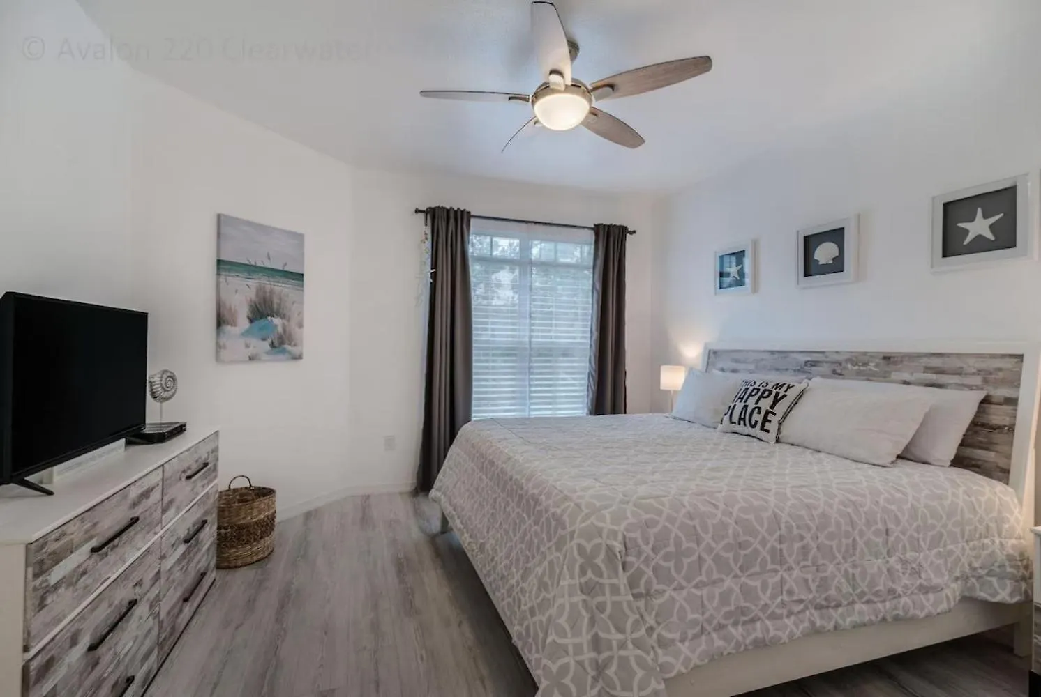 Beach, Florida, Modern Fully Renovated 2nd Floor Condo, Heated Pool Apartment Clearwater