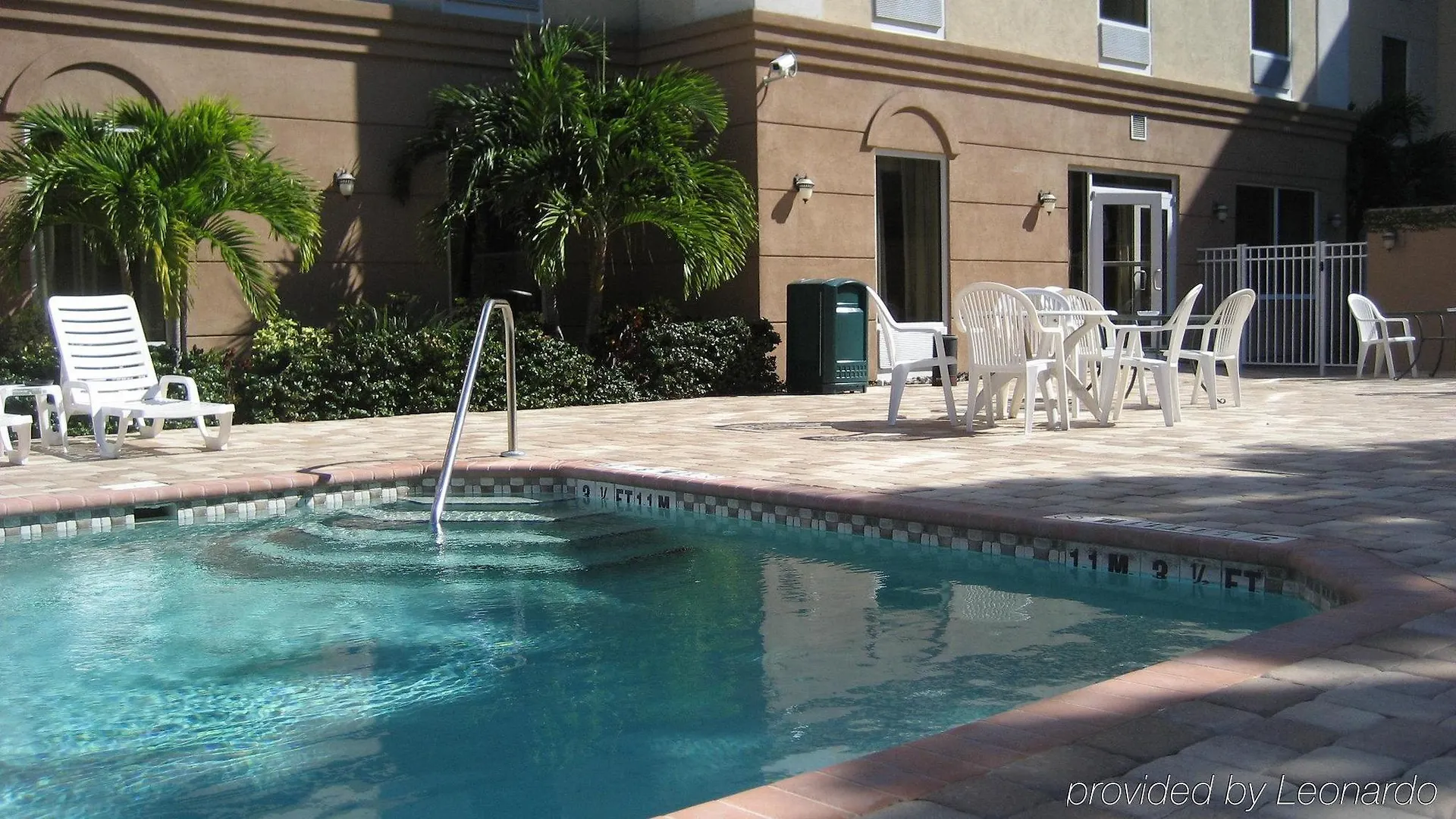 Express & Us 19 North By Ihg Clearwater