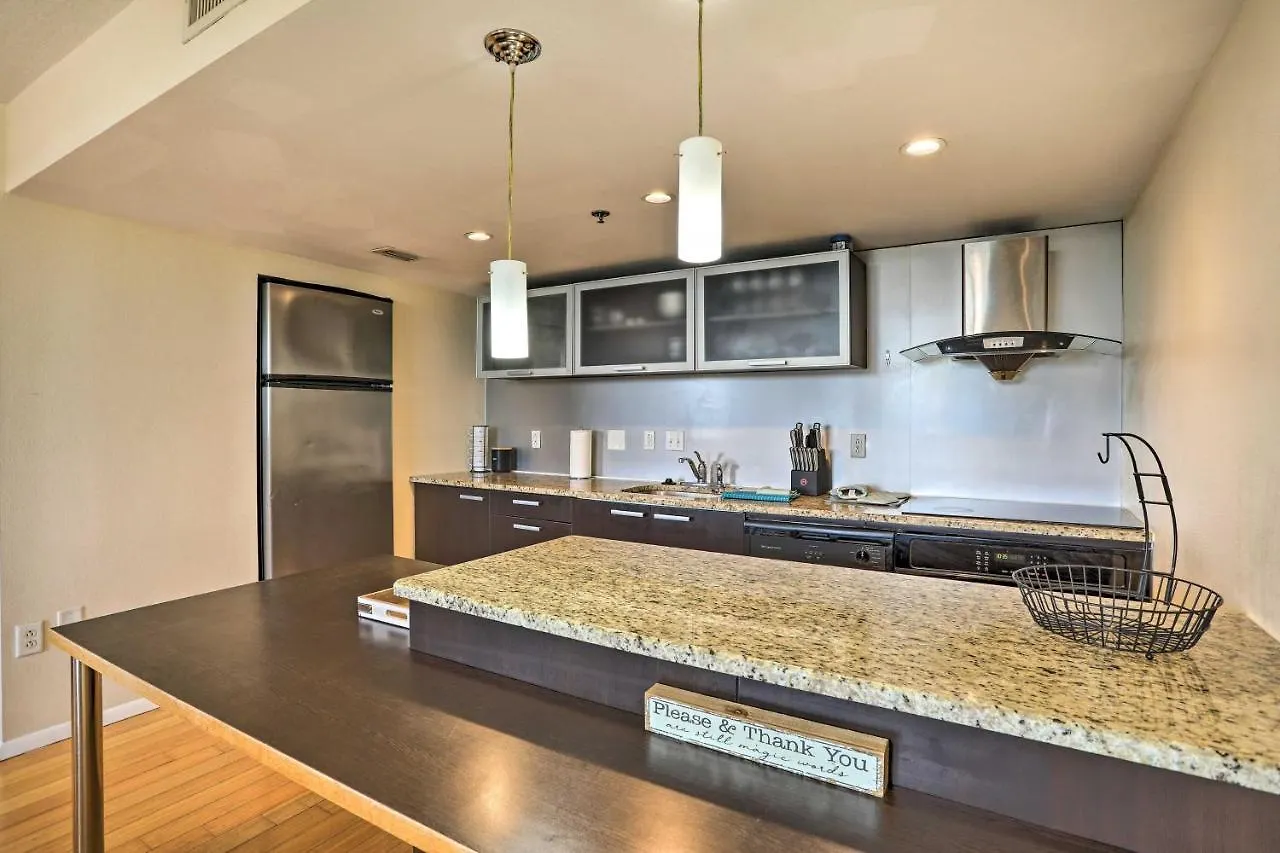 Convenient Less Than 4 Mi To Beach!
