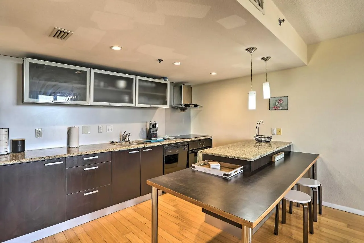 Convenient Less Than 4 Mi To Beach!