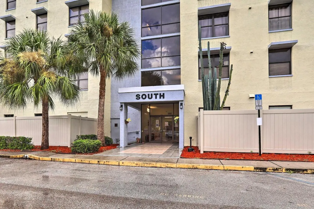Convenient Less Than 4 Mi To Beach!