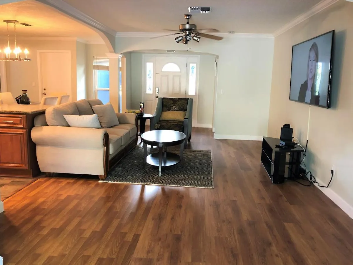 Cheerful 3 Bedroom Mins From Holiday home Clearwater
