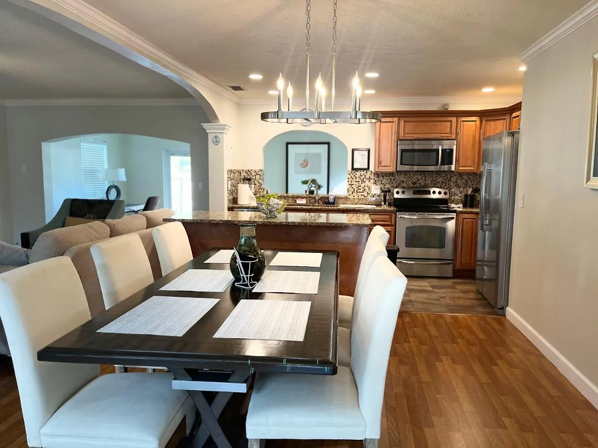 Cheerful 3 Bedroom Mins From