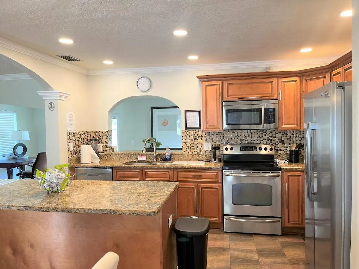 Cheerful 3 Bedroom Mins From Clearwater