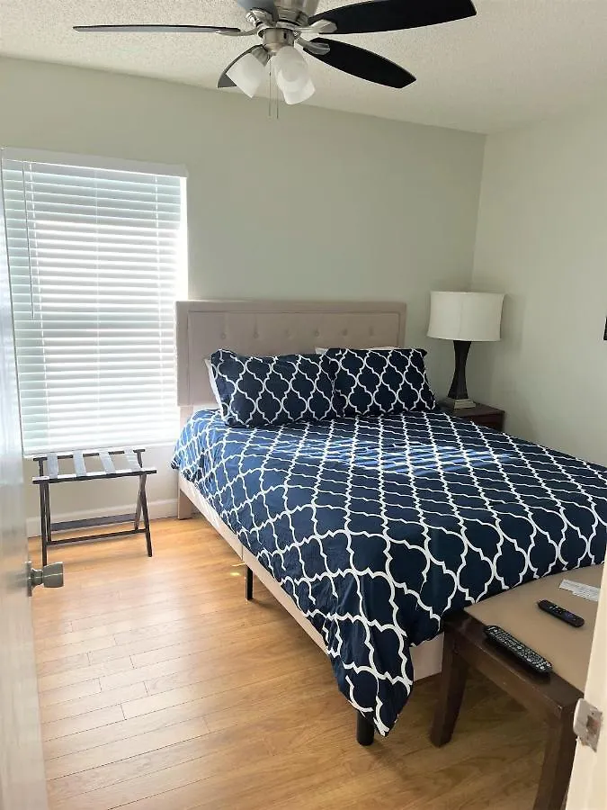 Cheerful 3 Bedroom Mins From Holiday home