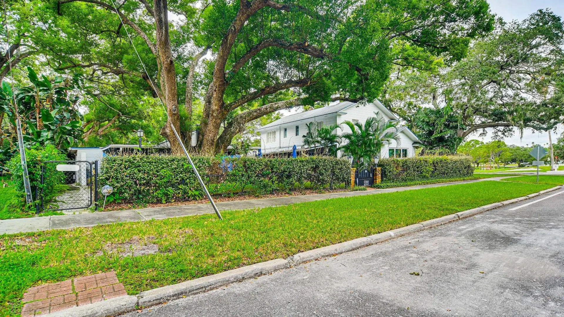 Peaceful Near Golf Course In Clearwater! *
