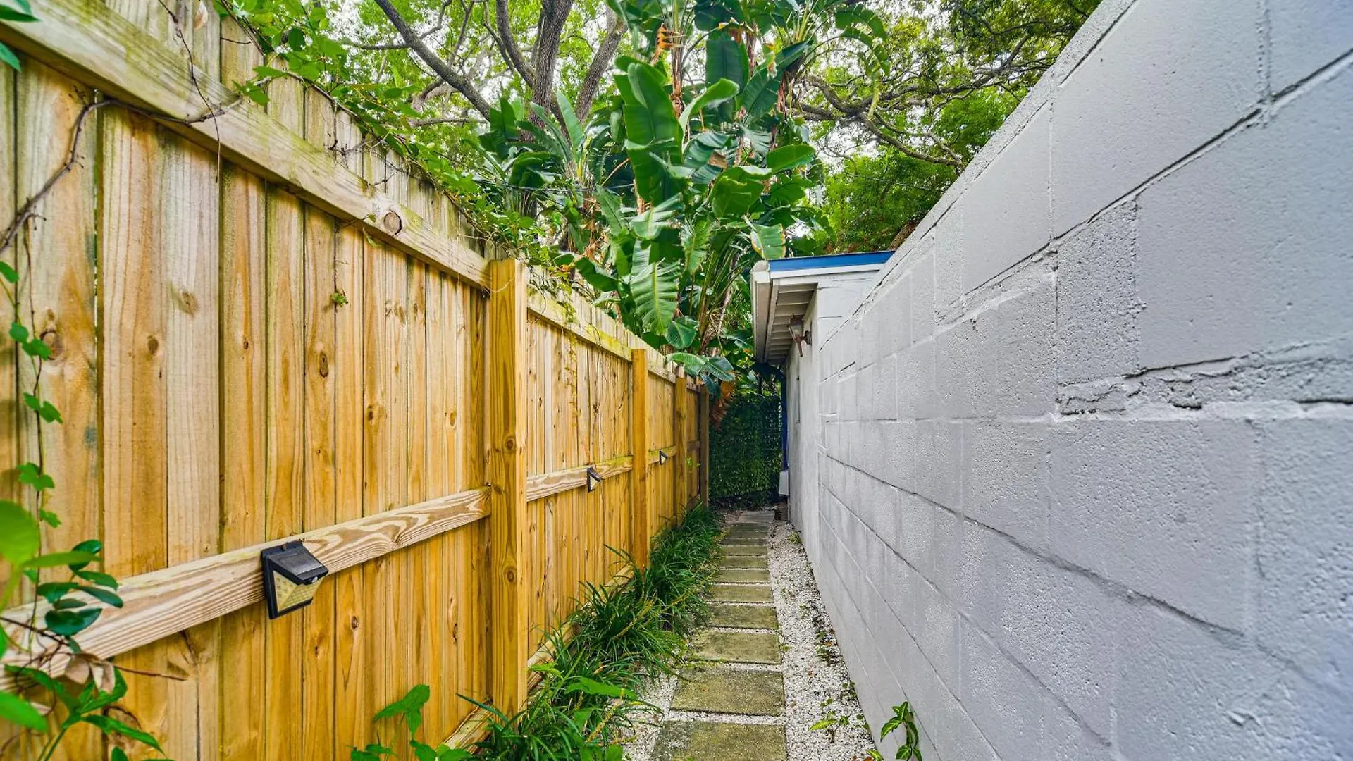 Peaceful Near Golf Course In Clearwater! Apartment *