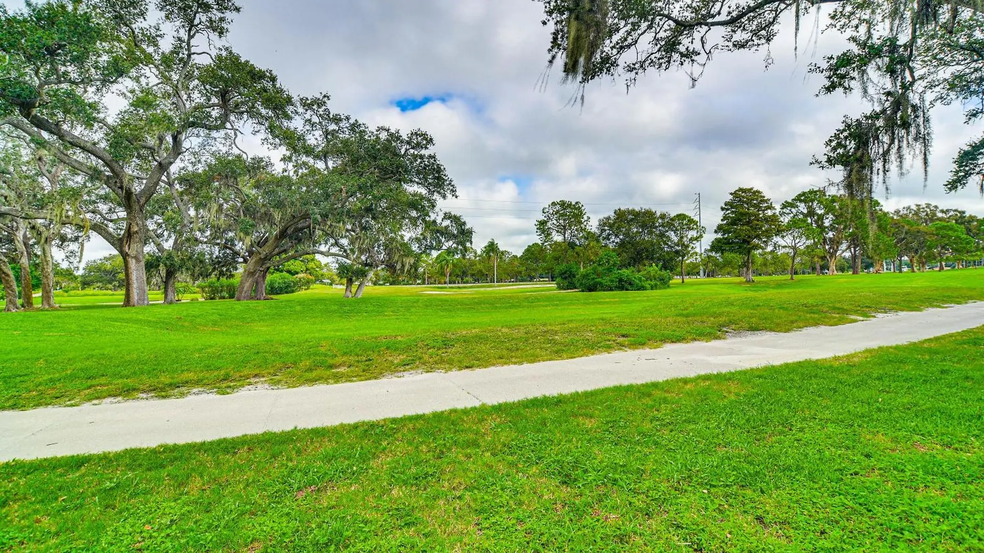 Peaceful Near Golf Course In Clearwater! Apartment